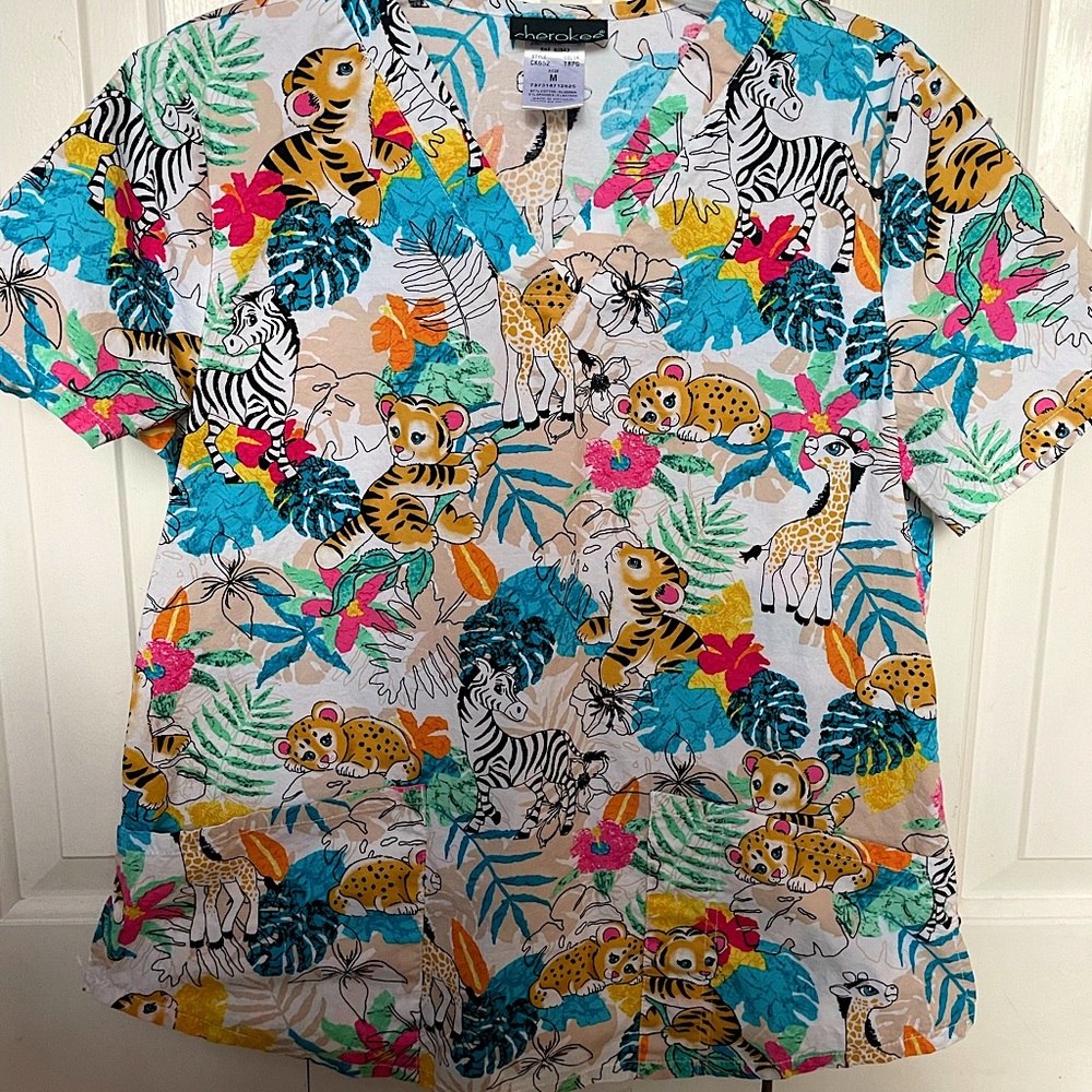 Size medium scrub top - wild animals - Cherokee